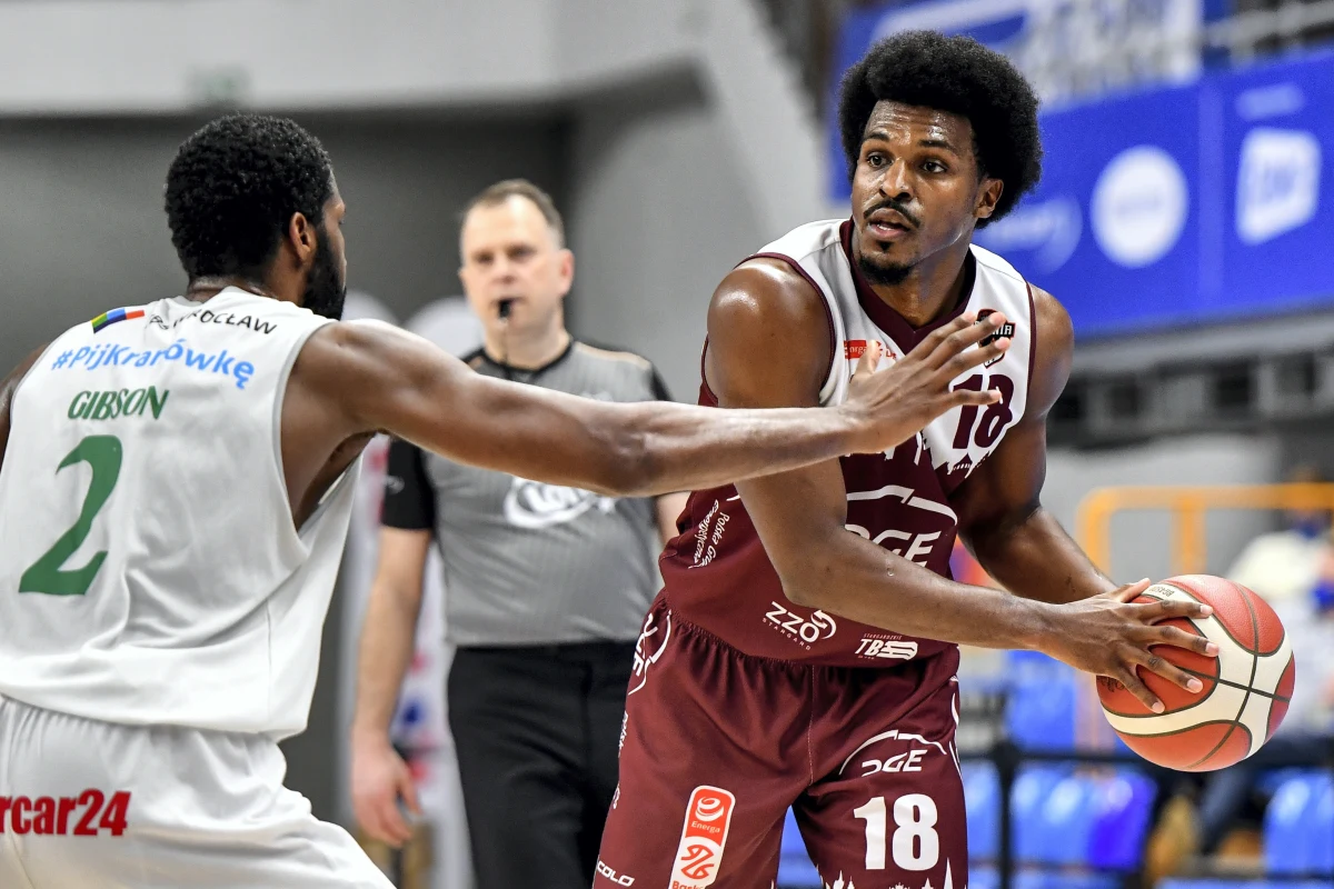 Koszykarze PGE Spójni sprawili drugą niespodziankę w turnieju pokonując Trefl Sopot 84:73 (19:22, 23:16, 16:21, 26;14) w półfinale Suzuki Pucharu Polski. Klub ze Stargardu po raz pierwszy zameldował się w finale, w niedzielę zmierzy się z Enea Zastalem BC Zielona Góra.