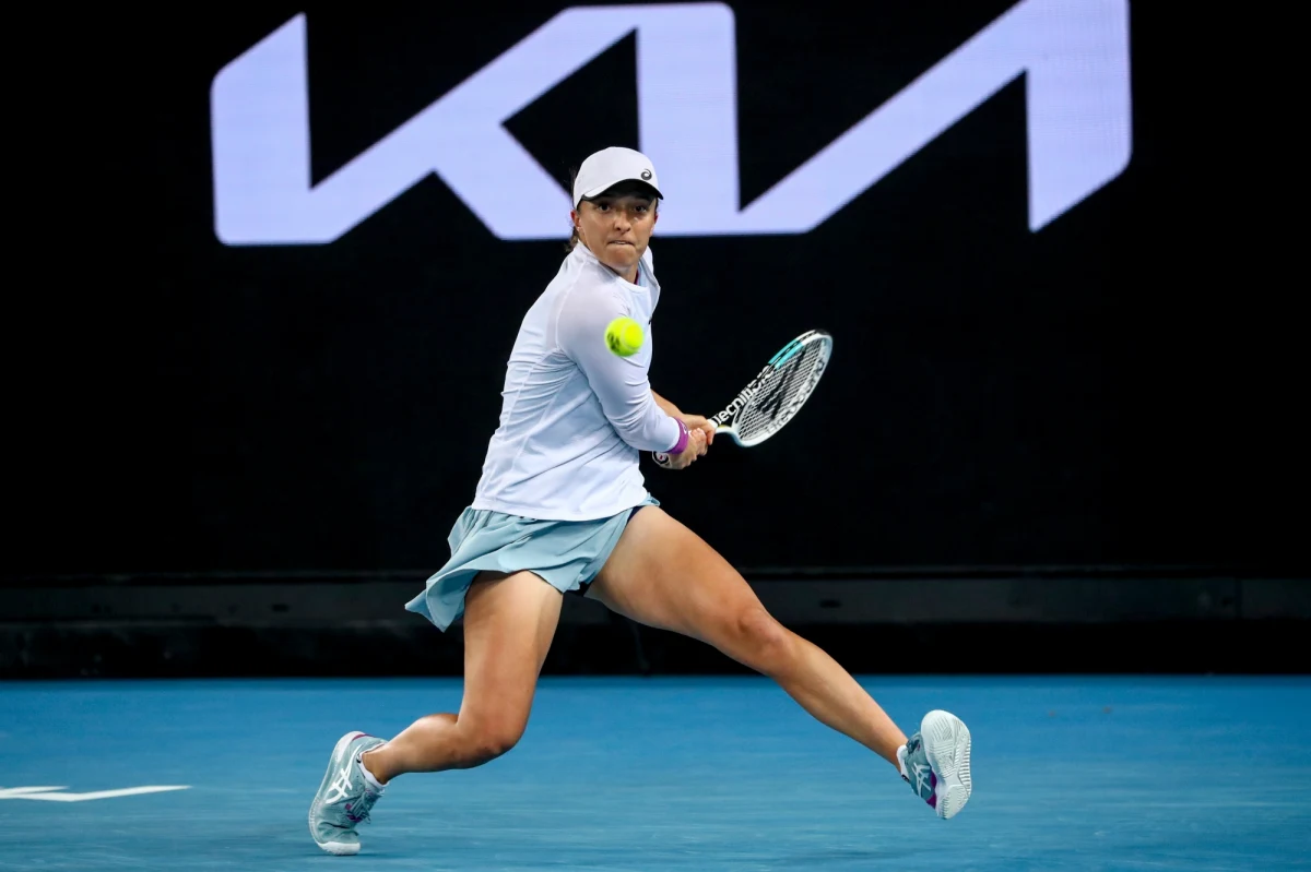 Dla polskich kibiców to wyjątkowo emocjonujący poranek: Iga Świątek zmierzy się z wiceliderką światowego rankingu tenisistek Simoną Halep w pojedynku, którego stawką jest ćwierćfinał Australian Open. Co ciekawe, 19-letnia Polka i starsza o 10 lat Rumunka już po raz trzeci spotkają się w 1/8 finału wielkoszlemowych zmagań.