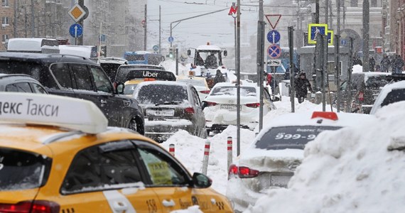 Stolica Rosji zmaga się z katastrofalnymi śnieżycami, które doprowadziły do częściowego paraliżu liczącej 12 mln mieszkańców metropolii. Doszło do poważnych zakłóceń w komunikacji miejskiej, odwołano setki lotów, utrudnione jest też poruszanie się po ulicach pieszych.