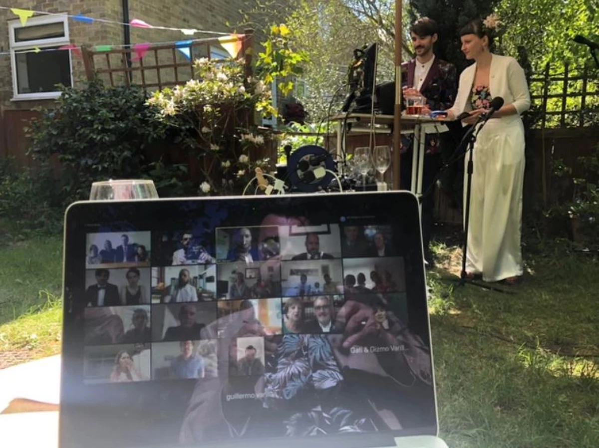 "Nasza rodzina i nasi przyjaciele mieszkają w czterech różnych krajach. W Polsce, Szwecji, Wielkiej Brytanii oraz w Hiszpanii, w Kraju Basków. Zorganizowanie normalnego wesela byłoby i tak bardzo trudne. Z kolei pandemia i tak oznaczała, że musielibyśmy przełożyć ślub o rok, może dwa lub nawet trzy lata. Poza tym dla nas fakt, że byliśmy ze sobą 10 lat był naprawdę symboliczny i bardzo zależało nam na tym, żeby pobrać się w okrągłą rocznicę. Dlatego pojawił się pomysł zrobienia tego na zoomie. Co dodatkowo sprawiło, że wszyscy, niezależnie, gdzie byli, mogli wziąć udział w tym wydarzeniu" - mówi w rozmowie z Katarzyną Staszko Gati Varillas, mieszkająca w Londynie Polka. 