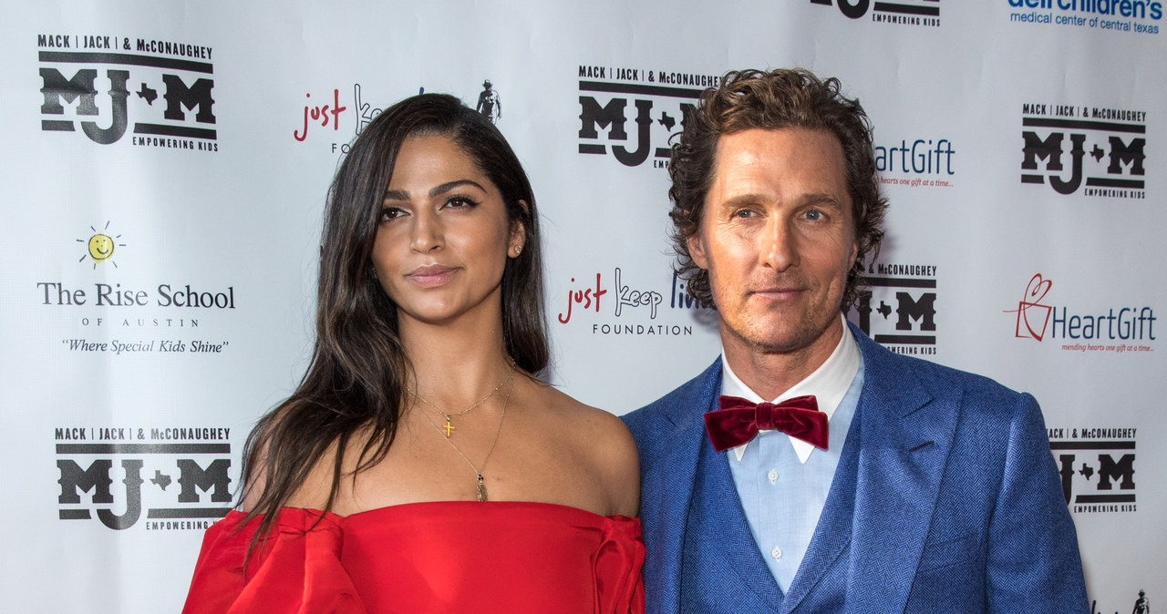 Nie jest to jednak dziwna odmiana tych kwiatów. Walentynkowy podarek, który wręcza mężowi Camila Alves McConaughey, to "róże" wykonane z plasterków bekonu. W Polsce, gdzie przebojem był (a może nadal jest) "mięsny jeż", pomysł modelki powinien zrobić furorę.