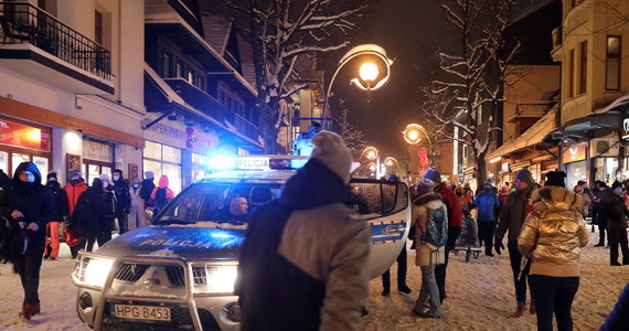 137 interwencji odnotowała w ciągu ostatniej doby zakopiańska policja. Jak szacuje, w sobotę wieczorem na Krupówkach było nawet kilka tysięcy turystów. Pojawiły się grupy tańczących osób. Dochodziło niestety też do awantur. Zaprowadzanie porządku w Zakopanem i powiecie tatrzańskim trwało do samego rana.