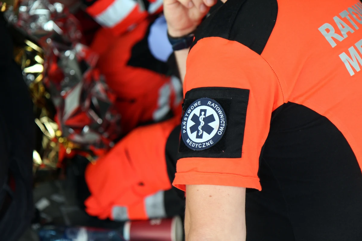 Prokuratorskie śledztwo ma wyjaśnić przyczyny śmierci 36-latka w Ostrowie Wielkopolskim. Mężczyzna zmarł po tym, jak ratownicy medyczni wezwani wczoraj wieczorem do policyjnej interwencji podali mu środki uspokajające.