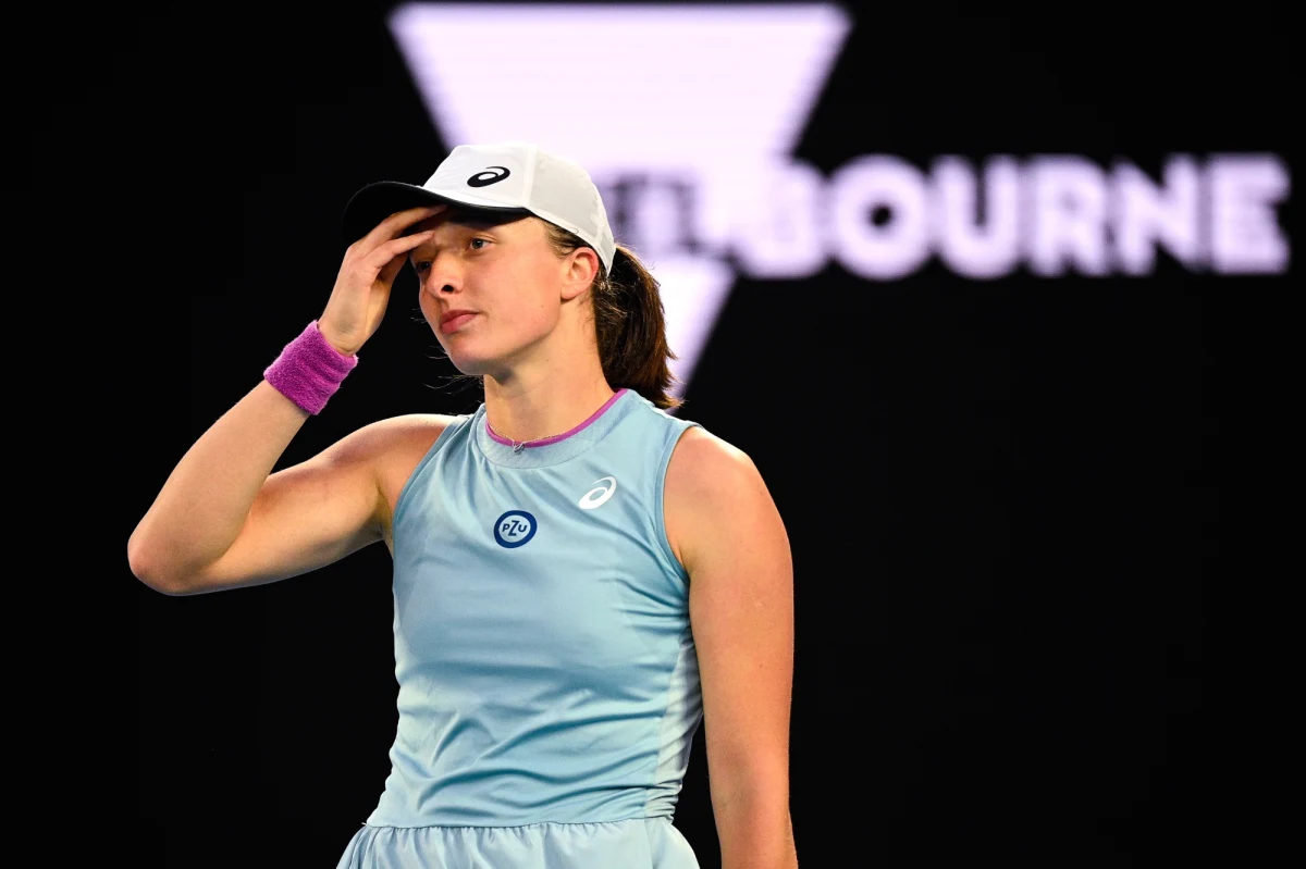 Iga Świątek przegrała z doświadczoną Rumunką Simoną Halep 6:3, 1:6, 4:6 w pojedynku 1/8 finału Australian Open. Polska tenisistka oceniła, że kluczowa dla losów meczu była zmiana taktyki Rumunki. "Jestem rozczarowana, bo pierwszy set był dla mnie idealny" - podkreśliła 19-latka. 