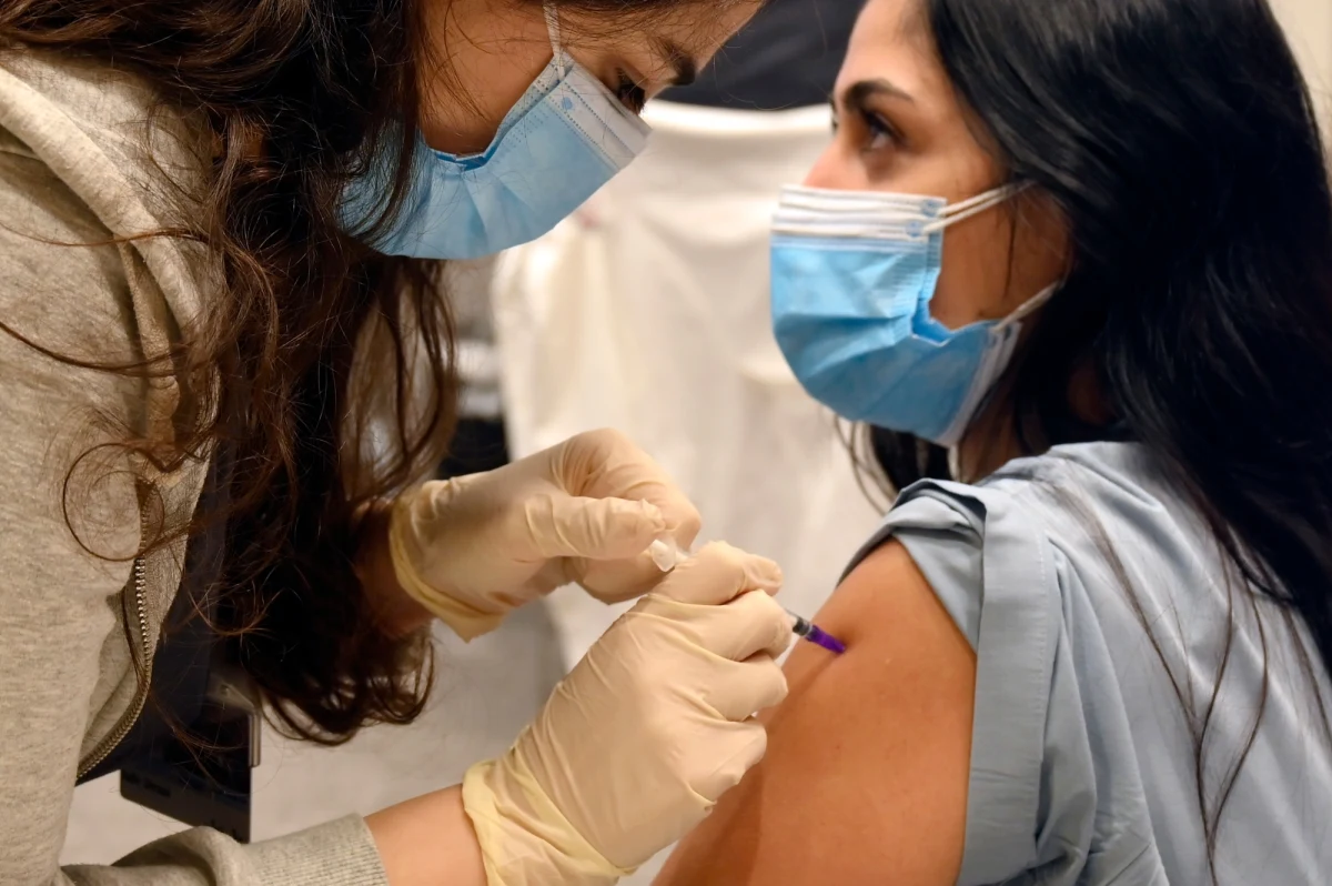 Kolejne punkty szczepień mają rozpocząć w poniedziałek podawanie drugiej dawki szczepionek przeciwko Covid-19. Jednak niestety – nie ma pewności, czy zapisani na ten tydzień pacjenci dostaną drugą dawkę. Nie wszystkie punkty prowadzące szczepienia dostały potwierdzenie z Agencji Rezerw Materiałowych, że otrzymają zamówiony preparat. 