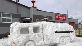 Strażacy-ochotnicy nie mogli się doczekać na nowy wóz gaśniczy. Ulepili go sami ze... śniegu