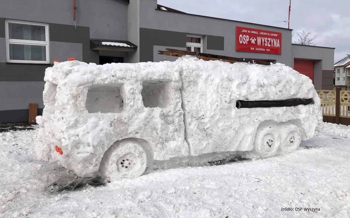 Strażacy z OSP Wyszyna z województwa wielkopolskiego nie mogli się doczekać nowego wozu, więc… ulepili go sobie ze śniegu. Wóz stanął przed remizą. Nowy sprzęt pozostanie w jednostce niestety zapewne tylko do czasu pojawienia się cieplejszej aury.