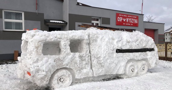Strażacy z OSP Wyszyna z województwa wielkopolskiego nie mogli się doczekać nowego wozu, więc… ulepili go sobie ze śniegu. Wóz stanął przed remizą. Nowy sprzęt pozostanie w jednostce niestety zapewne tylko do czasu pojawienia się cieplejszej aury.
