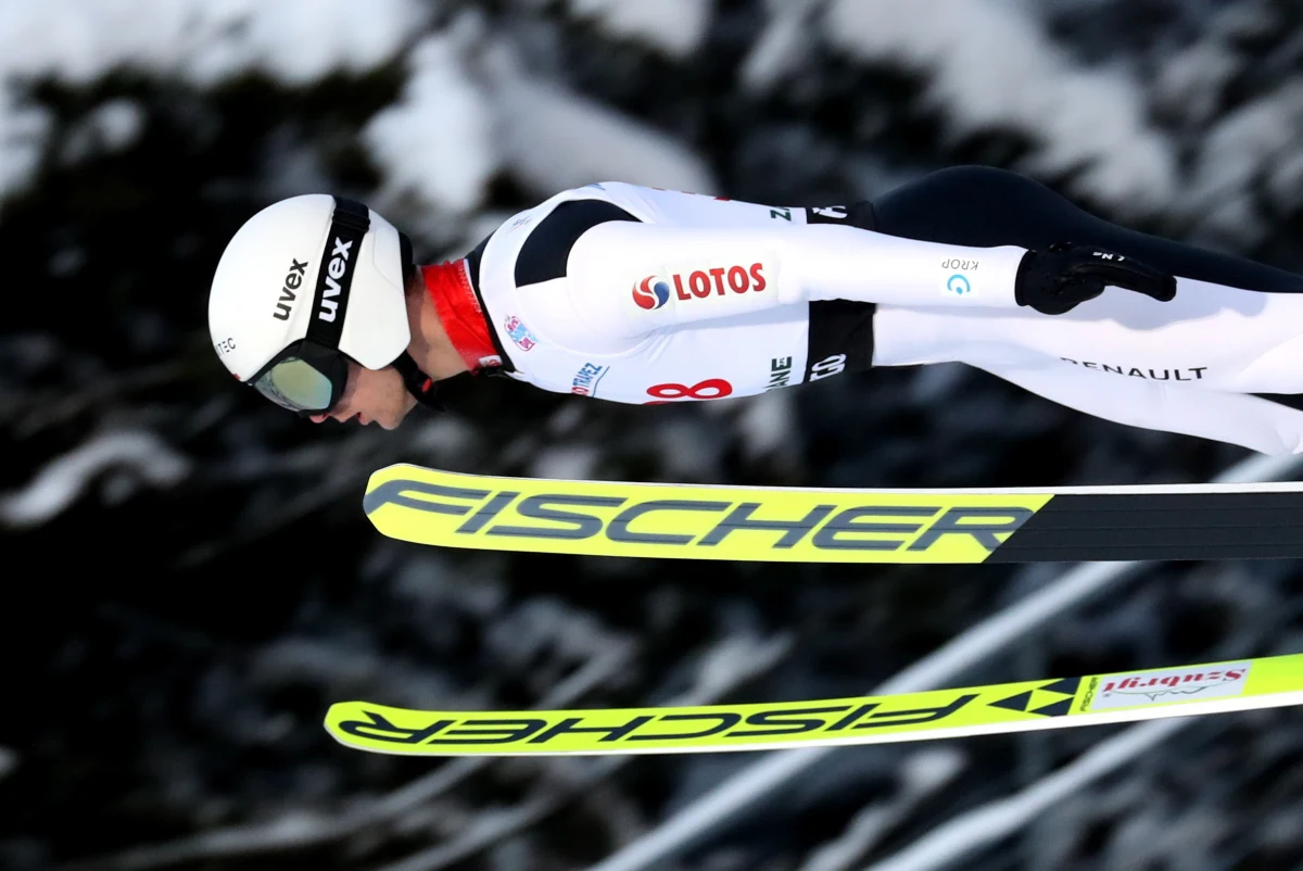 Niedzielny konkurs Pucharu Świata w Zakopanem nie był najszczęśliwszy dla polskich skoczków. Większego pecha wśród naszych reprezentantów miał Andrzej Stękała, który został zdyskwalifikowany po pierwszej serii za zbyt długie narty względem wagi ciała.