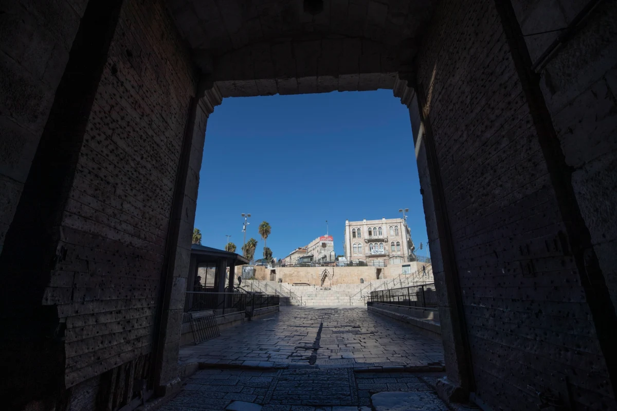 Izraelskie lotnictwo przeprowadziło w nocy z niedzieli na poniedziałek atak rakietowy na cele wojskowe wokół stolicy Syrii, Damaszku - poinformowała syryjska agencja SANA, dodając, że obrona przeciwlotnicza "zestrzeliła większość pocisków".