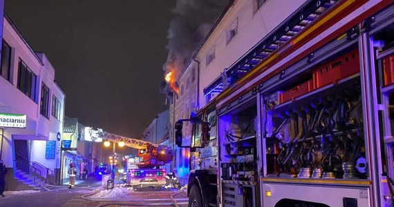 Cztery osoby ucierpiały w pożarze kamienicy w Nowym Tomyślu. Strażakom udało się opanować ogień.