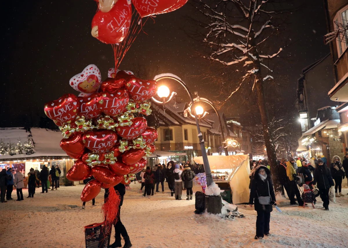 "Wyrazem absolutnego braku odpowiedzialności" nazwał weekendowe wydarzenia na Krupówkach w Zakopanem szef kancelarii premiera Michał Dworczyk. Wieczorami w piątek i w sobotę na deptaku w stolicy Tatr tłum turystów bawił się bez maseczek. Jeżeli w przyszły weekend sytuacja z Zakopanego się powtórzy, to wszystkie ograniczenia zostaną przywrócone. To najnowsze stanowisko Ministerstwa Zdrowia, do którego dotarli dziennikarze RMF FM. 
