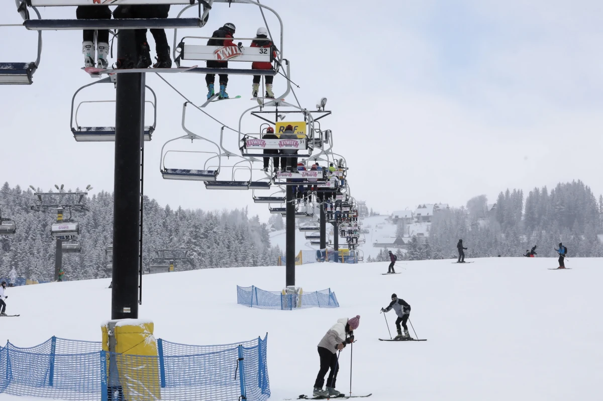 Ok. 70 razy interweniowali na stokach beskidzcy goprowcy w miniony weekend. Najczęściej były to drobne kontuzje, ale zdarzyły się także poważniejsze wypadki, po których narciarze tracili przytomność – podali w poniedziałek ratownicy Grupy Beskidzkiej GOPR.
