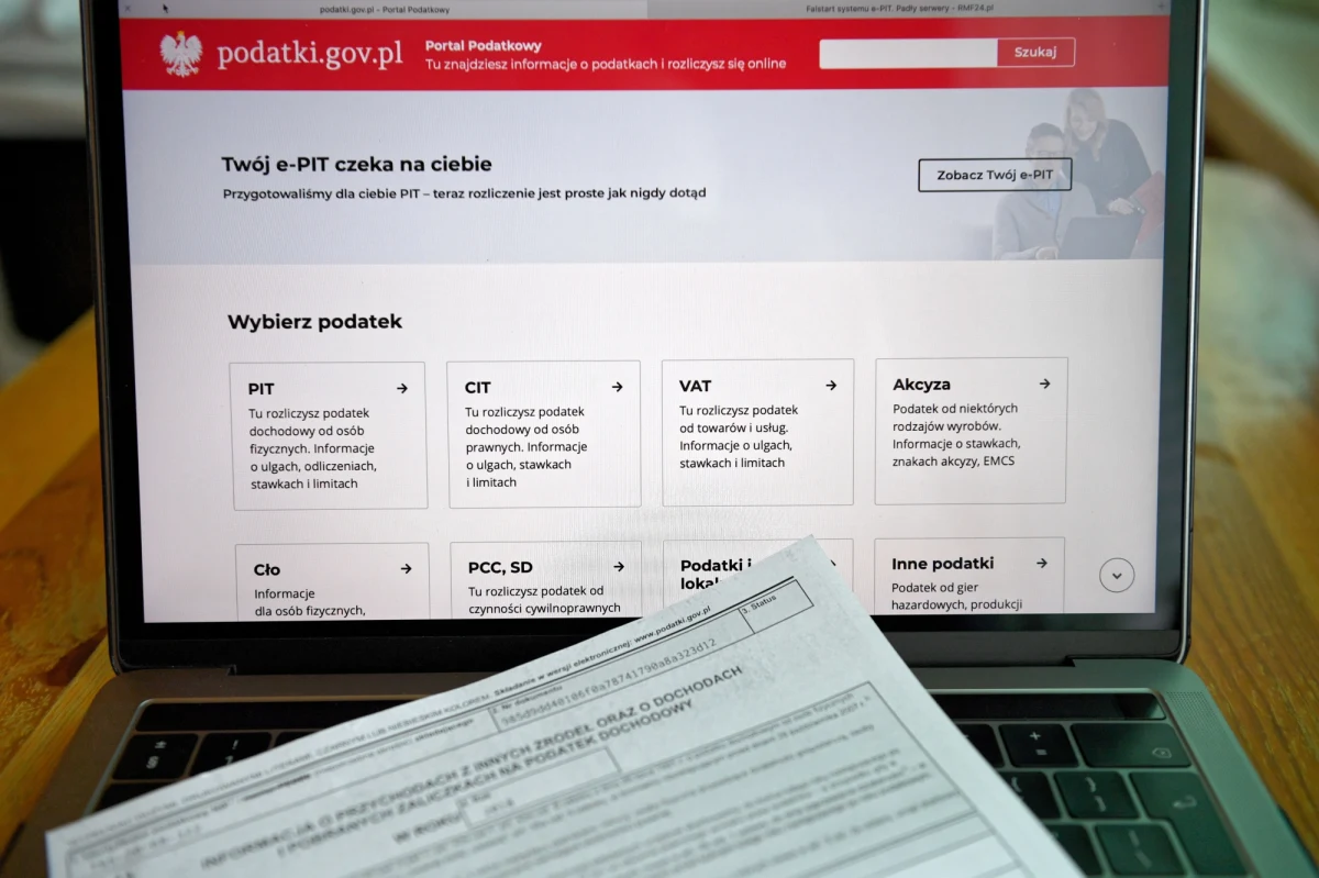 Od poniedziałku Ministerstwo Finansów udostępniło opcję rozliczania się ze skarbówką przez internet. Wystarczy wejść na stronę internetową podatki.gov.pl. Tam już czeka na nas wypełniony automatycznie PIT. My tylko dodajemy ewentualne ulgi, klikamy - wyślij i gotowe...