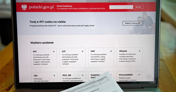 Od poniedziałku Ministerstwo Finansów udostępniło opcję rozliczania się ze skarbówką przez internet. Wystarczy wejść na stronę internetową podatki.gov.pl. Tam już czeka na nas wypełniony automatycznie PIT. My tylko dodajemy ewentualne ulgi, klikamy - wyślij i gotowe...