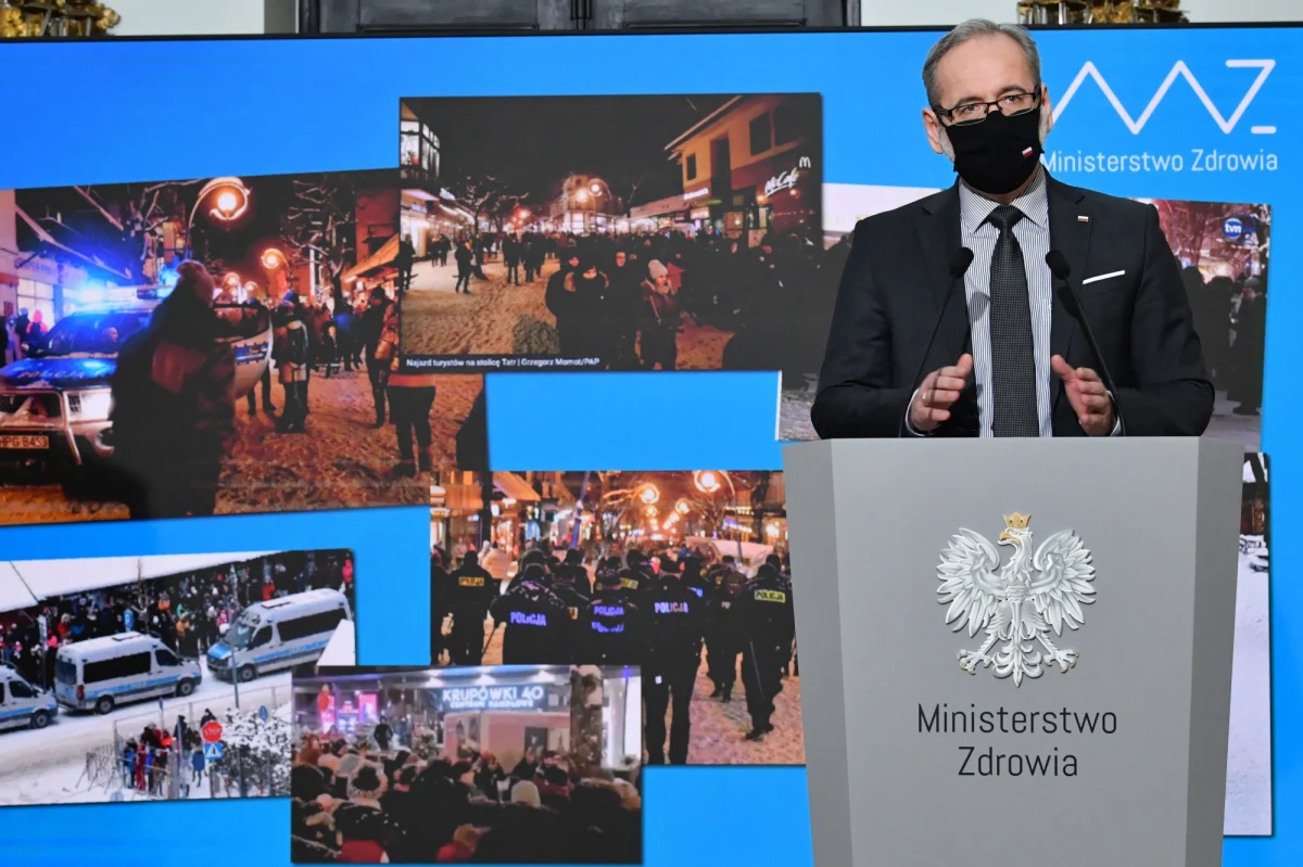 "Patrząc na to, co działo się w Zakopanem, przypominam sobie mecz Ligi Mistrzów między Atalantą a Valencią. Nie chciałbym, aby Zakopane było naszym stadionem San Siro, początkiem III fali pandemii w Polsce" - mówił podczas konferencji prasowej minister zdrowia Adam Niedzielski. Szef resortu zdrowia nazwał zachowanie turystów pod Tatrami "głupim i nieodpowiedzialnym". Wskazał, że jeżeli dalej część Polaków będzie dalej beztrosko podchodzić do zakazów, to możliwe jest ponowne wprowadzenie "pewnej formy lockdownu".