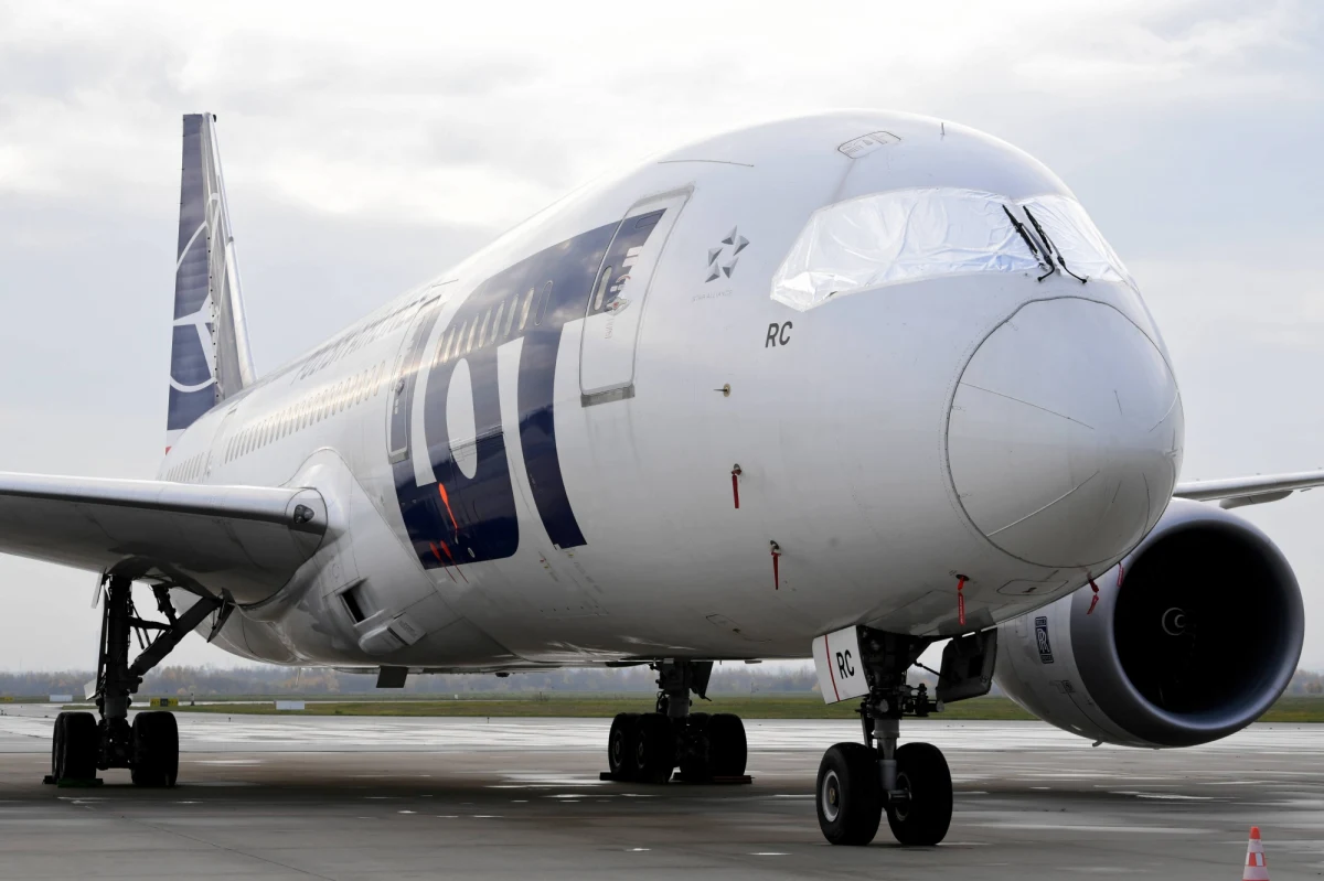 Ruszyły zwolnienia w Polskich Liniach Lotniczych LOT. Od piątku wypowiedzenia dostało już ponad 20 pracowników - dowiedział się reporter RMF FM. Zgodnie z porozumieniem zawartym ze związkowcami pracę straci 270 osób.
