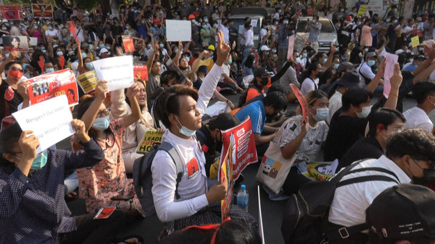 Tysiące protestujących przeciwko zamachowi stanu mierzy się z policją i żołnierzami przed siedzibą partii NLD w mieście Yangon w Birmie. Do impasu doszło, gdy siły bezpieczeństwa przeszukały biuro w poszukiwaniu członków NLD, a tłum zebrał się, aby zablokować operację przeprowadzoną zarówno przez żołnierzy, jak i policję.