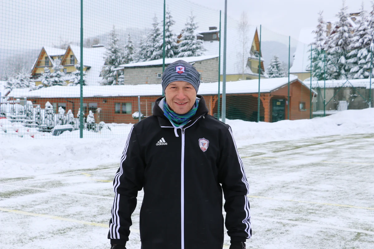 Szesnaście zespołów pozostało w walce o triumf w piłkarskiej Lidze Mistrzów. Dziś pierwsze mecze 1/8 finału. Mająca problemy z defensywą Barcelona zagra z nękanym kontuzjami PSG. Równolegle RB Lipsk zagra na neutralnym terenie z  Liverpoolem. Wszystko z powodu pandemii.  Jak kontuzje wpłyną na PSG? Czy Barcelona jest w stanie skutecznie się bronić? Jak kłopoty osobiste Jurgena Kloppa wpływają na Liverpool? O tym wszystkim mówił w rozmowie z RMF FM były reprezentant Polski i były piłkarz m.in. Wisły Kraków – Mirosław Szymkowiak. W Zakopanem rozmawiał z nim Paweł Pawłowski.