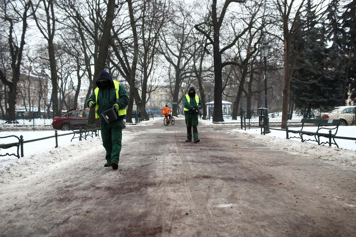 "Obecna zima jest najdroższą zimą w historii Krakowa" – przekazał magistrat. Koszty działań związanych z pracą miejskich służb w ramach akcji "Zima" w tym sezonie wyniosły już ponad 38 mln zł, w tym 11,6 mln zł tylko w dniach od 6 do 11 lutego.
