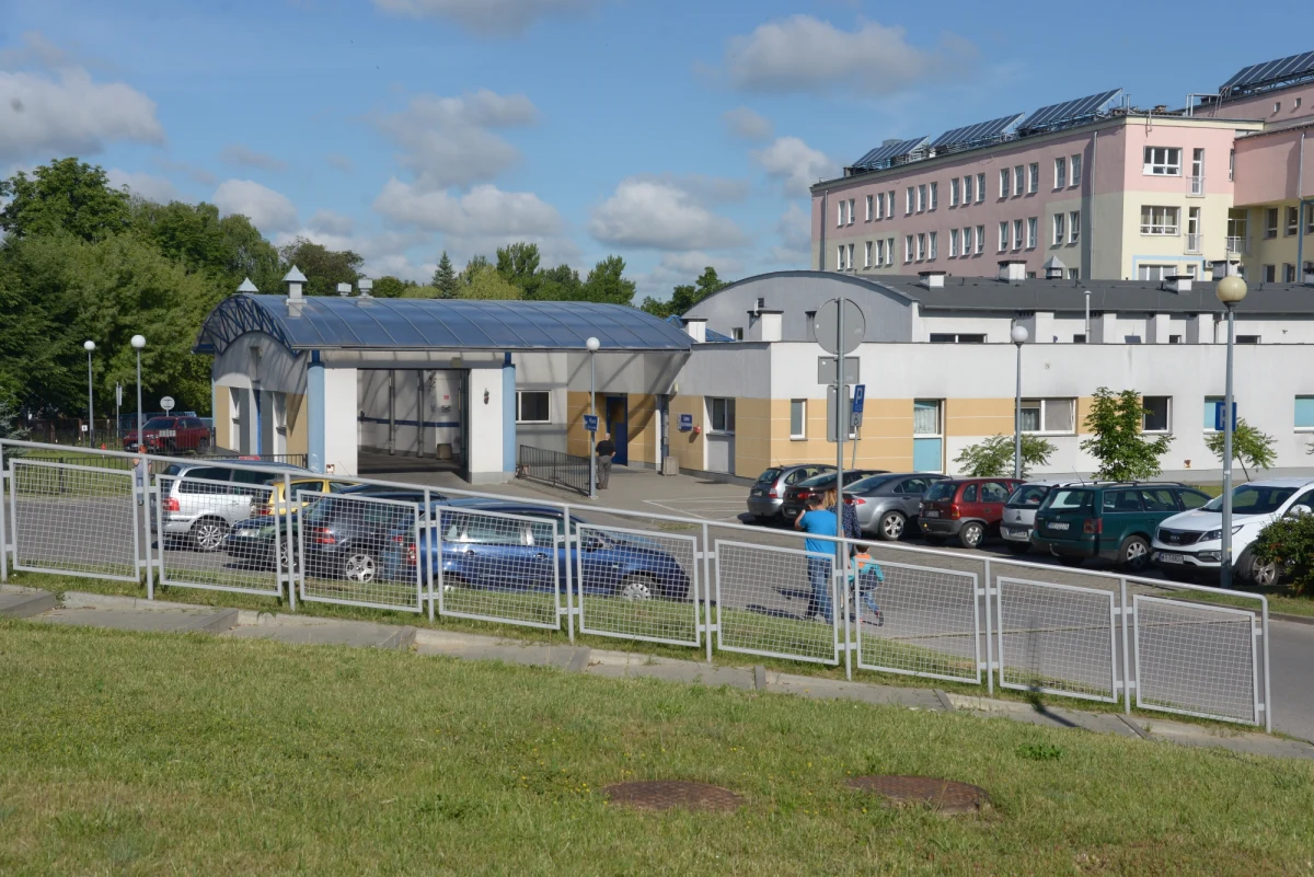 "Na sto procent będziemy się odwoływać od tej decyzji" – mówią władze Radomia o postanowieniu wojewody, dotyczącym uruchomienia drugiego SOR-u w Radomskim Szpitalu Specjalistycznym. Obecnie w mieście działa tylko jeden taki oddział - znajduje się w Mazowieckim Szpitalu Specjalistycznym. Jego pracownicy od kilkunastu dni alarmują o krytycznej sytuacji na oddziale.