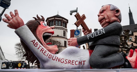 Konsulat Generalny RP w Kolonii skierował protest do organizatorów i autorów projektu platformy karnawałowej, która została zaprezentowana w poniedziałek w Duesseldorfie w ramach obchodów tzw. Rosenmontag - poinformowała PAP polska Ambasada w Berlinie.