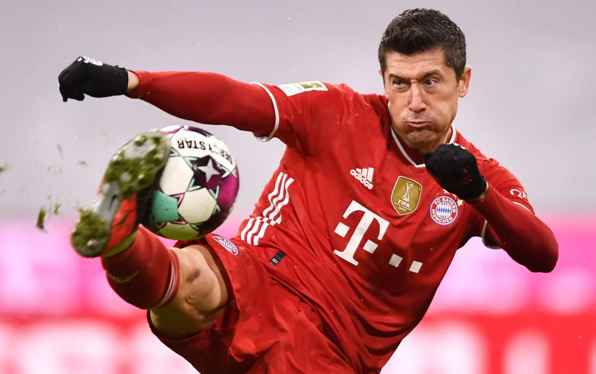 Robert Lewandowski strzelił bramkę, ale Bayern Monachium zremisował z Arminią Bielefeld 3:3 w meczu 21. kolejki niemieckiej ekstraklasy piłkarskiej. To szósty ligowy mecz obrońców tytułu w tym sezonie, w którym stracili punkty. Nadal pozostają jednak liderem.
