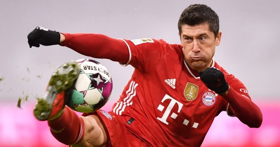 Robert Lewandowski strzelił bramkę, ale Bayern Monachium zremisował z Arminią Bielefeld 3:3 w meczu 21. kolejki niemieckiej ekstraklasy piłkarskiej. To szósty ligowy mecz obrońców tytułu w tym sezonie, w którym stracili punkty. Nadal pozostają jednak liderem.