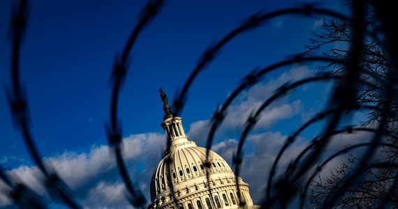 Przewodnicząca Izby Reprezentantów USA Nancy Pelosi zapowiedziała w poniedziałek ustanowienie zewnętrznej, niezależnej komisji dla zbadania "faktów i przyczyn" ataku z 6 stycznia na Kapitol. W zajściach zginęło pięć osób.