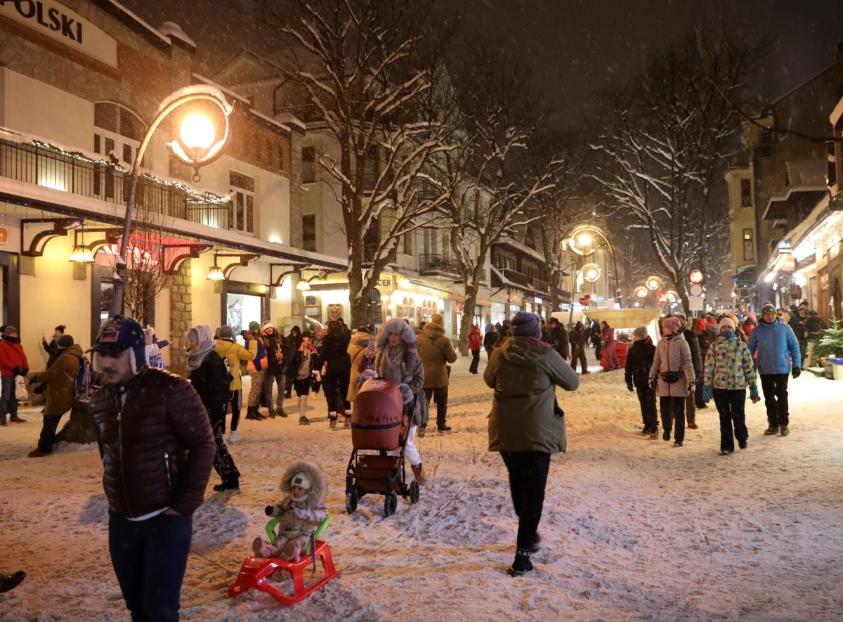 "Wzrost liczby zakażeń koronawirusem to najbardziej prawdopodobny scenariusz" - przewidują w rozmowie z RMF FM lekarze. Przypomnijmy: jeśli trend wzrostowy utrzyma się, Ministerstwo Zdrowia nie wyklucza ponownego zaostrzenia restrykcji w walce z pandemią. Powód coraz większej liczby nowych infekcji to z jednej strony poluzowanie obostrzeń. Z drugiej fakt, że koronawirusa wokół nas jest coraz więcej. 