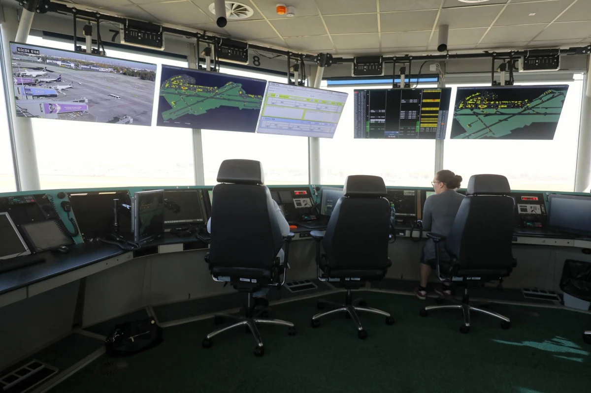 "Mając świadomość, że historia branży lotniczej w sporej części napisana jest krwią, wydawało nam się, że dotarliśmy cywilizacyjnie do etapu, w którym to bezpieczeństwo jest najwyższą wartością" - mówi w rozmowie z RMF FM Jakub Caban, członek zarządu Związku Zawodowego Kontrolerów Ruchu Lotniczego. Związkowcy alarmują, że zagrożone jest bezpieczeństwo pasażerów linii lotniczych. Powód? Zmniejszona obsada w wieżach kontroli lotów. 