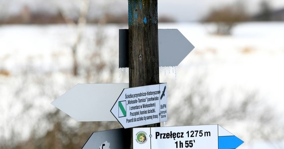 ​W Bieszczadach powyżej górnej granicy lasu nadal obowiązuje drugi - w pięciostopniowej, rosnącej skali - stopień zagrożenia lawinowego. Termometry, m.in. w Cisnej i Ustrzykach Górnych pokazywały rano od 18 do 12 stopni mrozu.