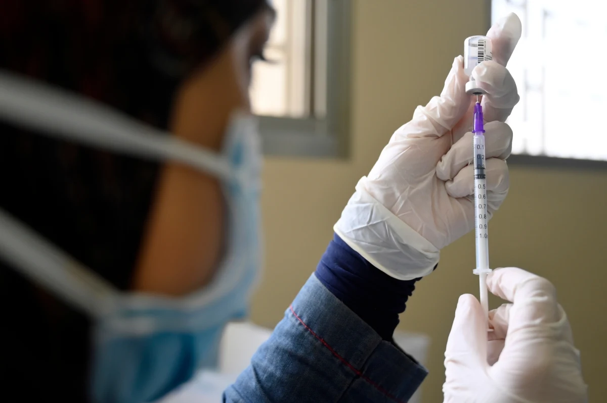 W ciągu ostatniej doby w Polsce koronawirusa potwierdzono u 5 178 osób. Jak ujawnił już o poranku minister zdrowia Adam Niedzielski, nowych przypadków zachorowań jest o ponad tysiąc więcej niż tydzień temu, co wskazuje na to, że „trend jest dodatni”. Z najnowszych danych Ministerstwa Zdrowia wynika, że zmarło 196 pacjentów z Covid-19. Najnowszy bilans pandemii koronawirusa w Polsce, to 1 596 673 zakażonych oraz 41 028 zgonów.
