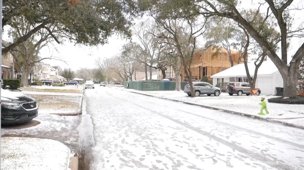 Śnieg pokrywa ulice Houston w Teksasie, południowego stanu USA, bardziej przyzwyczajonego do rekordowych upałów niż lodu.