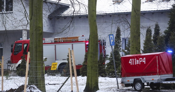 ​Dyrektorka hospicjum w Chojnicach w Pomorskiem i jej zastępca z zarzutami za ubiegłoroczny pożar w obiekcie. Rok temu w ogniu zginęło 4 podopiecznych. Barbarze B. i Jerzemu K. prokuratura okręgowa w Słupsku postawiła zarzut niedopełnienia obowiązków w zakresie zapewnienia bezpieczeństwa przeciwpożarowego.