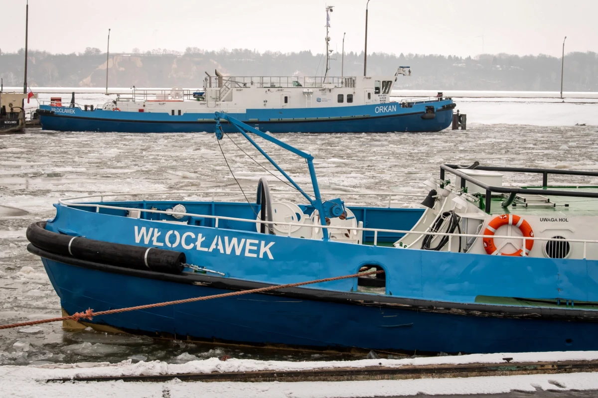 Od dwóch do nawet czterech tygodni może potrwać akcja kruszenia lodu na Wiśle. Po dwudniowej przerwie lodołamacze powinny wrócić do pracy w środę. Cel – rozbicie lodowego zatoru na wysokości Popłacina, który spowodował wylanie rzeki i podtopienie najniżej położonych rejonów Płocka. 