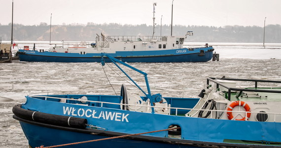 Od dwóch do nawet czterech tygodni może potrwać akcja kruszenia lodu na Wiśle. Po dwudniowej przerwie lodołamacze powinny wrócić do pracy w środę. Cel – rozbicie lodowego zatoru na wysokości Popłacina, który spowodował wylanie rzeki i podtopienie najniżej położonych rejonów Płocka. 