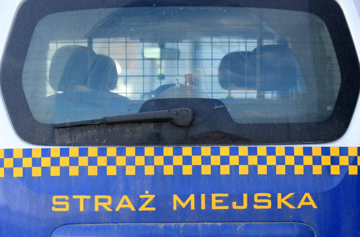 37-letni mężczyzna po godz. 23 wezwał strażników miejskich i zgłosił, że utknął w kościelnej toalecie na warszawskim Gocławiu. Po wypuszczeniu tłumaczył, że chciał z niej skorzystać przed końcem nabożeństwa. Alarm podniósł jednak dwie godziny po zakończeniu ostatniej mszy.