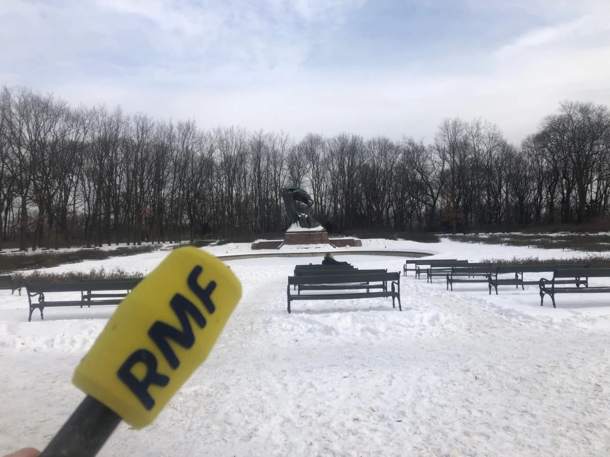 W drugiej połowie tygodnia do Polski nadejdzie ocieplenie - wynika z najnowszych prognoz synoptyków. W czasie weekendu termometry na zachodzie Polski pokażą nawet 13 stopni Celsjusza. Nasz reporter Michał Dobrołowicz porównał zdjęcie zrobione dokładnie rok temu, w połowie lutego, w Łazienkach Królewskich w Warszawie, z krajobrazem, jaki można zobaczyć tam dzisiaj.