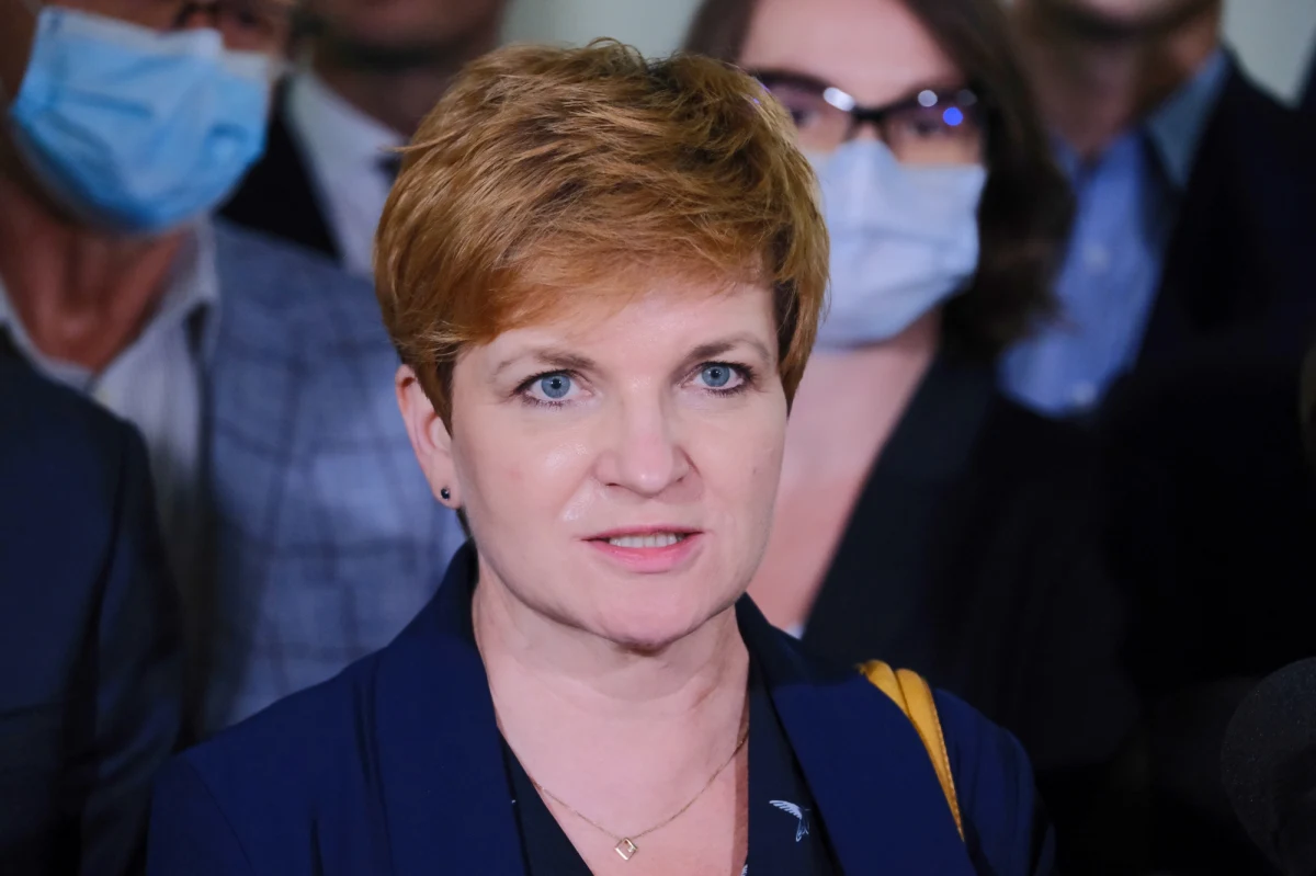 "Nie jestem z lewego skrzydła, a najwyraźniej Szymon Hołownia łowi po tamtej stronie" - mówi w Popołudniowej rozmowie w RMF FM posłanka Platformy Obywatelskiej Urszula Augustyn. "Jeżeli opozycja będzie się nadal rozdrabniać, jeśli będziemy sobie robili takie prezenty jak przechodzenie z jednej strony opozycji na drugą stronę - także opozycji, to gdzie budowanie zaufania do tego, żebyśmy razem usiedli do stołu i rozmawiali o programie, o wspólnych listach" - dodaje gość Marcina Zaborskiego. "Jeśli jesteśmy na siebie skazani, to lepiej byłoby, żebyśmy budowali do siebie zaufanie, a nie robili sobie wojenki podjazdowe" - stwierdza posłanka.