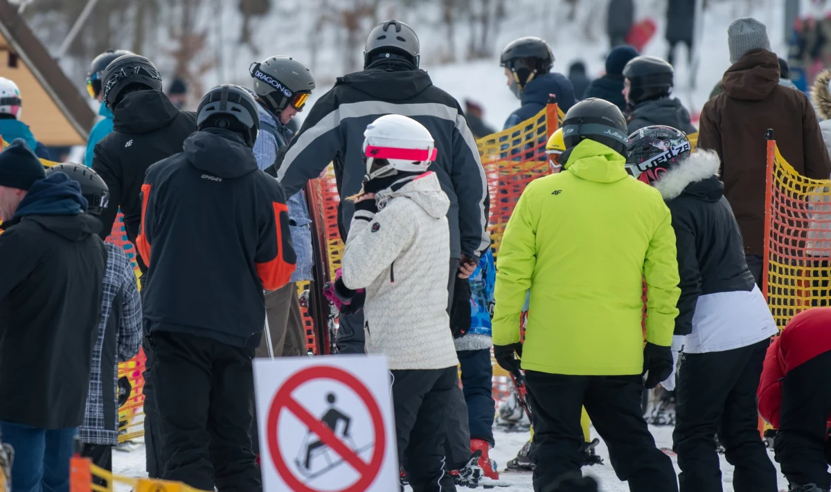 Inspektorzy sanepidu z Bielska-Białej w asyście policjantów skontrolowali we wtorek ośrodek narciarski Szczyrk Mountain Resort. Stwierdzono, że wśród osób oczekujących na wyjazd kolejką nie był zachowywany dystans społeczny, ale nie była to wina ośrodka.