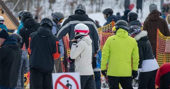 Inspektorzy sanepidu z Bielska-Białej w asyście policjantów skontrolowali we wtorek ośrodek narciarski Szczyrk Mountain Resort. Stwierdzono, że wśród osób oczekujących na wyjazd kolejką nie był zachowywany dystans społeczny, ale nie była to wina ośrodka.