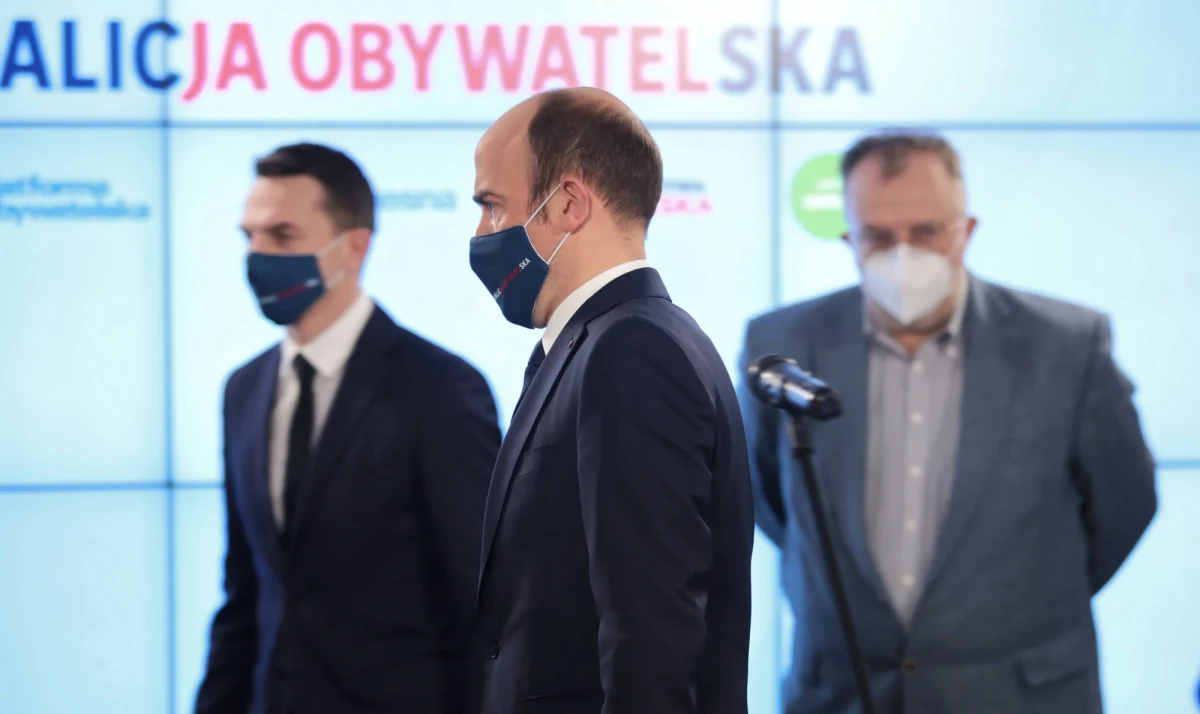 31 proc. Polaków zagłosowałoby na formacje tworzące Zjednoczoną Prawicę. Drugie miejsce zajęła KO z wynikiem 18 proc., aczkolwiek to spory spadek w porównaniu z poprzednim badaniem. Na trzecim miejscu uplasował się ruch Polska 2050 Szymona Hołowni - wynika z sondażu Kantar. 