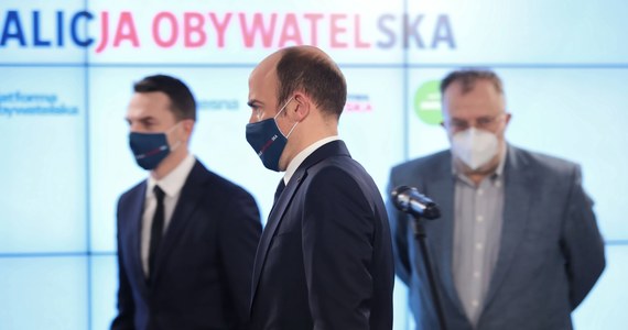 31 proc. Polaków zagłosowałoby na formacje tworzące Zjednoczoną Prawicę. Drugie miejsce zajęła KO z wynikiem 18 proc., aczkolwiek to spory spadek w porównaniu z poprzednim badaniem. Na trzecim miejscu uplasował się ruch Polska 2050 Szymona Hołowni - wynika z sondażu Kantar. 