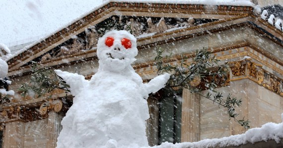 Przerwy w dostawie prądu, duże utrudnienia w ruchu drogowym i ludzie zablokowani w swoich domach - to skutki opadów śniegu w Grecji, które według lokalnych meteorologów są największe w tym kraju od 12 lat.