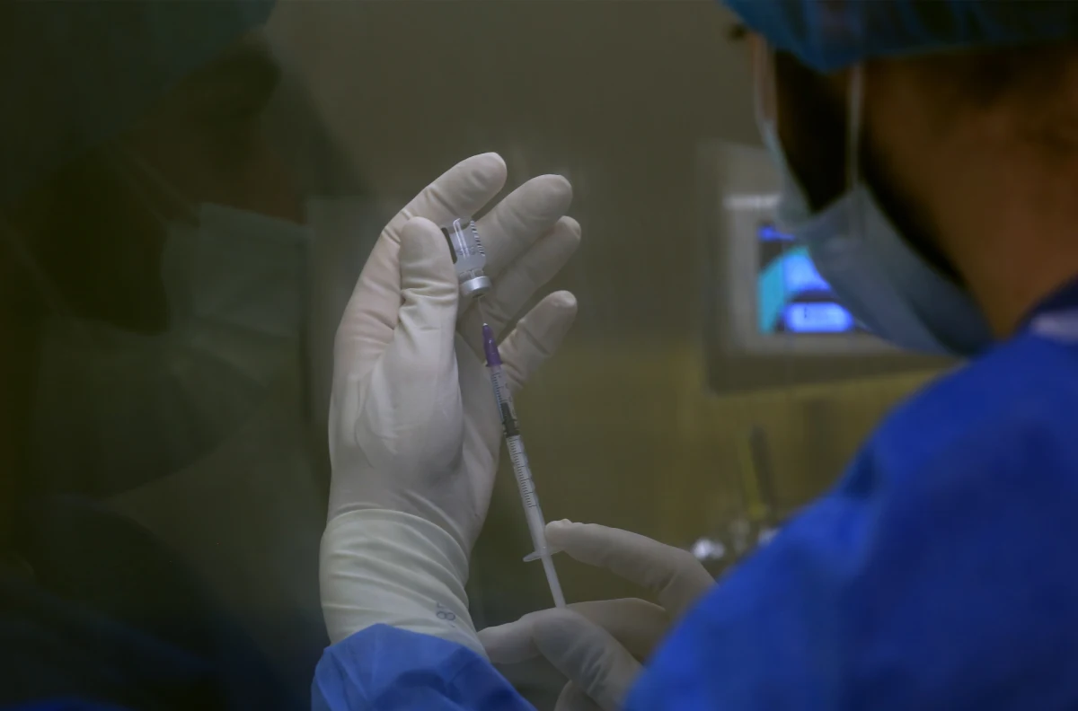 Z powodu luzowania obostrzeń i rozprzestrzeniania się brytyjskiego wariantu SARS-COV-2 liczba zakażeń koronawirusem może nie spadać. Dzięki szczepieniom osób starszych może jednak szybciej maleć liczba osób hospitalizowanych i zgonów z powodu Covid-19 - wynika z prognoz przygotowanych przez ICM Uniwersytetu Warszawskiego.