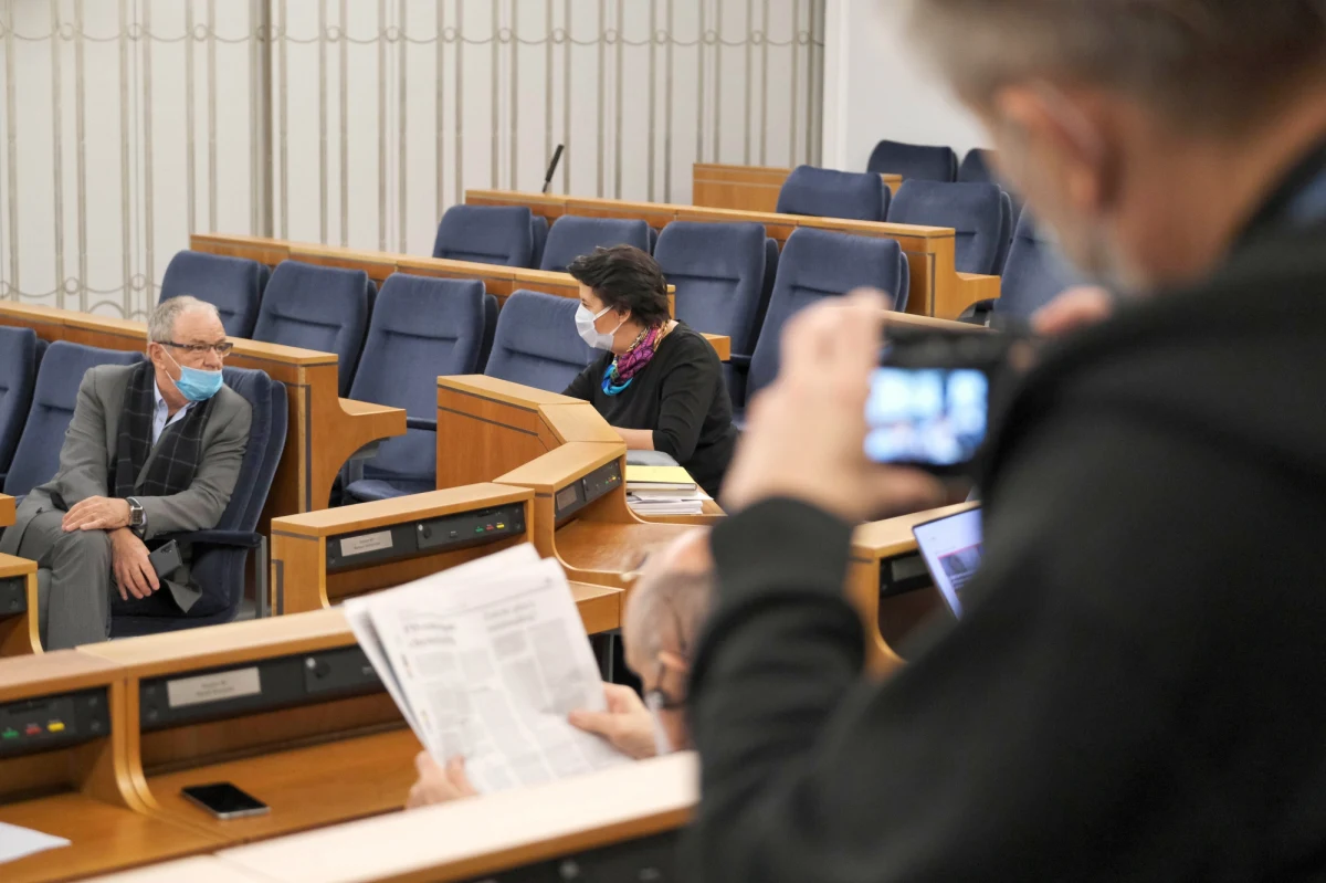 Senat zajmie się kwestią wyrażenia zgody na powołanie Piotra Wawrzyka na Rzecznika Praw Obywatelskich w czwartek; tego samego dnia odbędzie się głosowanie - poinformował w środę przed rozpoczęciem posiedzenia marszałek Senatu Tomasz Grodzki. Poparcie Wawrzyka przez senacką większość jest niemal wykluczone.