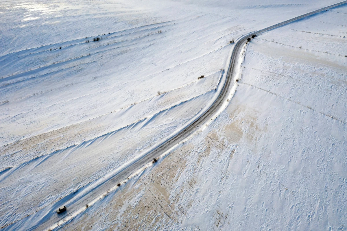 Marznące opady, deszcz, miejscami śnieżyce i zawieje śnieżne. To podsumowanie środy w pogodzie. Dziś spadnie nawet 20 cm śniegu, a przez silny wiatr wiejący z zachodu, odczuwalna temperatura będzie nawet o 3 stopnie niższa. Sprawdź, co w pogodzie na najbliższe dni!