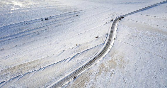 Marznące opady, deszcz, miejscami śnieżyce i zawieje śnieżne. To podsumowanie środy w pogodzie. Dziś spadnie nawet 20 cm śniegu, a przez silny wiatr wiejący z zachodu, odczuwalna temperatura będzie nawet o 3 stopnie niższa. Sprawdź, co w pogodzie na najbliższe dni!