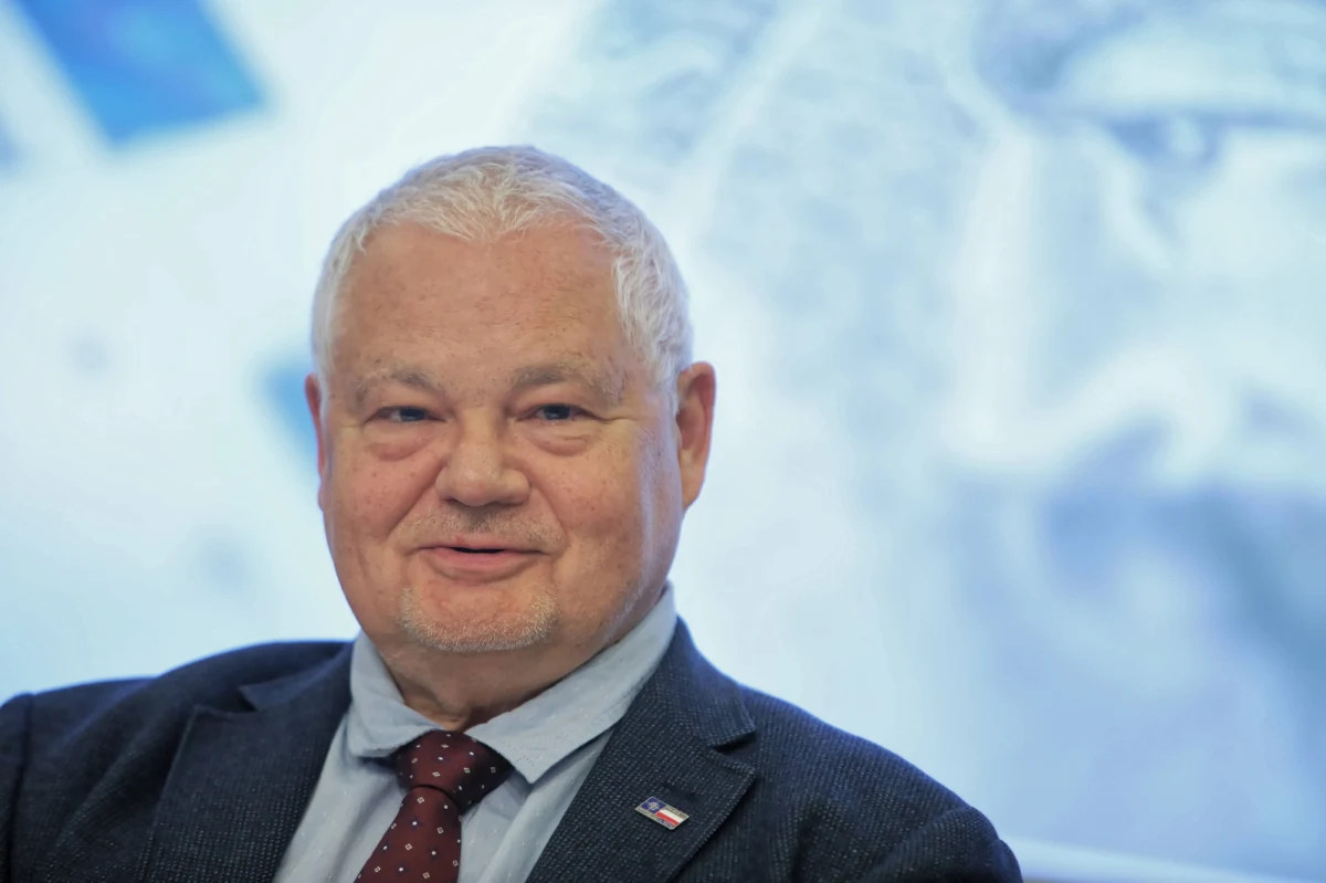 Prezes Narodowego Banku Polskiego Adam Glapiński zatrudnia aż 11 etatowych doradców. Każdy z nich może liczyć na bardzo wysokie zarobki. To nie jest pierwszy raz, kiedy zatrudnienie i pensje w banku centralnym budzą kontrowersje.